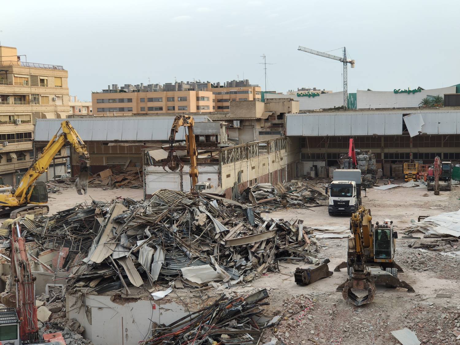 Imagen de una demolición de edificio con maquinaria pesada