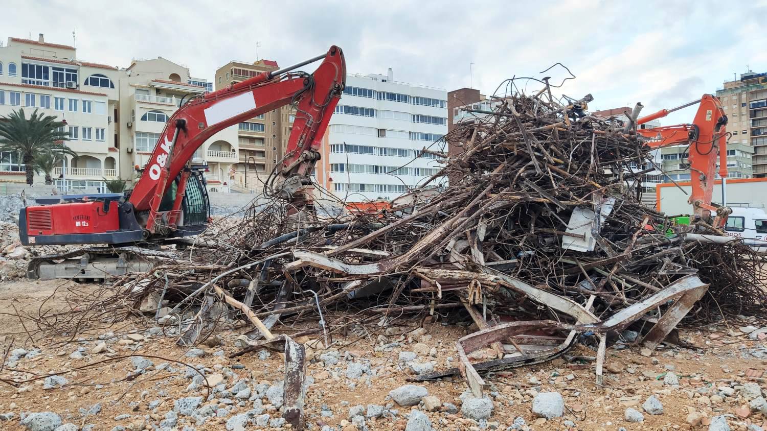 Área de gestión de metales, mostrando equipos y materiales metálicos en un entorno de reciclaje